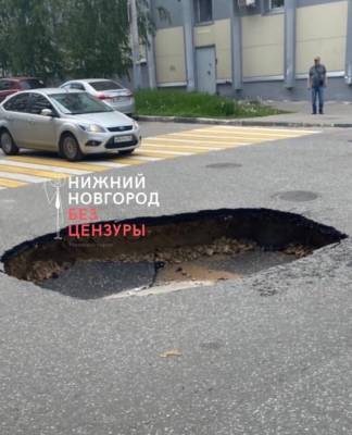 Асфальт провалился на перекресте улиц Ижорской и Невзоровых в Нижнем Новгороде