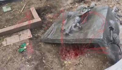 Власти Москвы проверят ЧП с обрушением памятника Крылову