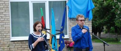 В Торецке установили памятную доску погибшей от мины российских боевиков школьнице Дарье Каземировой