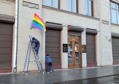 Участника Pussy Riot арестовали за акцию с ЛГБТ-флагами в день рождения Путина