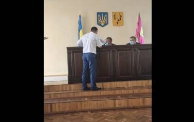 Под Харьковом депутат кричал в громкоговоритель в горсовете