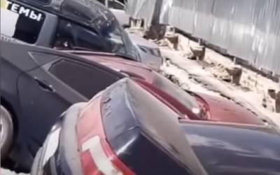 Машины провалились под землю из-за находящейся рядом стройки (видео)