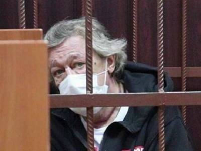 Погибший курьер вместо ремня безопасности использовал заглушку: адвокат Ефремова рассказал, о чем просит в кассации