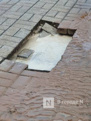 Лужи с кипятком образовались под провалившейся брусчаткой в центре Нижнего Новгорода