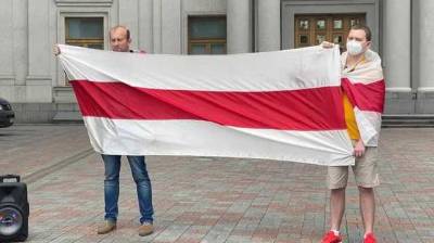 Под зданием МИД Украины десятки белорусов требует расширить санкции против Лукашенко