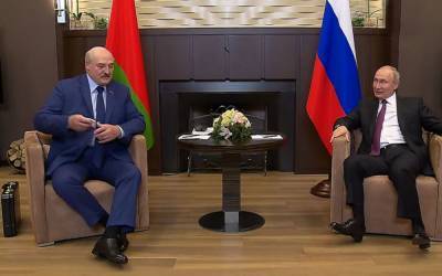 Лукашенко привёз Путину чемоданчик с документами (видео)