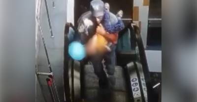 В Казани охранник спас девочку, которую отец чуть не уронил с эскалатора вниз головой