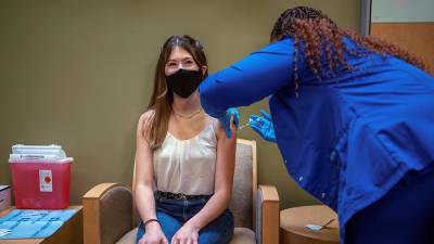 В ЕС разрешили использовать вакцину Pfizer для подростков