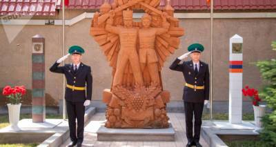 Скрещенные оружием: в Ереване открыли памятник российско-армянской дружбе