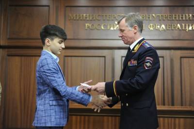 Двум ульяновским школьницам за отличную работу вручат паспорта в Москве