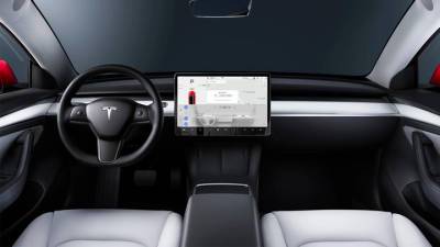 Камера в салоне Tesla начала следить за водителями