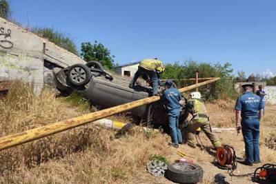 В Крыму при падении двух машин с моста погиб человек