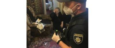 На Луганщине патрульные спасли пожилую женщину, которая 4 дня пролежала в квартире
