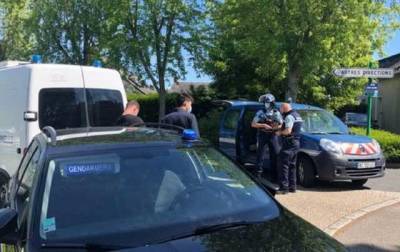 Нападник на поліцейську у Франції з ножем помер від ран після перестрілки з жандармами