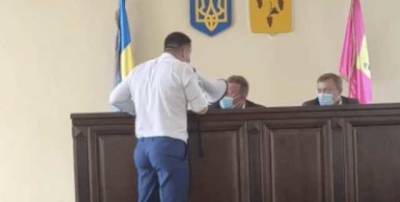 Кричал на мэра в громкоговоритель: под Харьковом "буйного" депутата успокаивала полиция