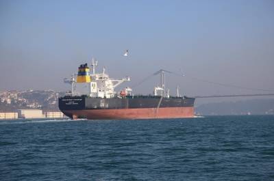 Дрейфующий танкер парализовал движение по Босфору