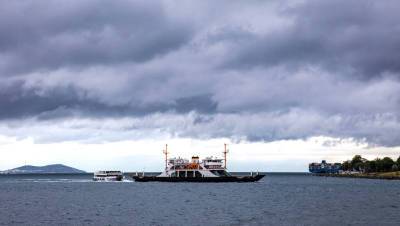 Аварийный нефтяной танкер в проливе Босфор буксируют к стоянке