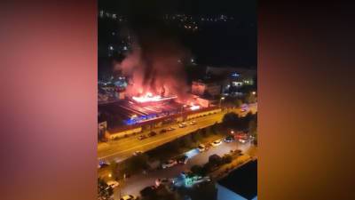 Пожар на строительном рынке в Сочи потушен