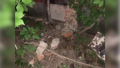 На 11-летнего мальчика обрушилась стена старого гаража