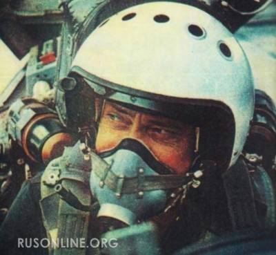 Окружают истребитель СССР, 15 самолетов F-4 США: «Ну что русский, долетался?»