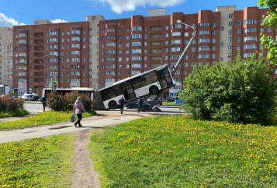 Стало известно, почему водитель автобуса въехал в столб на Ленинском проспекте