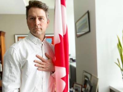 Канадський політик помочився під час відеоконференції парламенту: як він це пояснив?