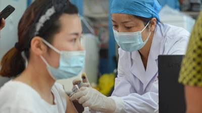 К концу года Китай намерен вакцинировать от COVID-19 до 80% населения