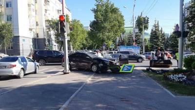 В Уфе в результате ДТП снесен дорожный знак, пострадали два человека