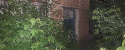 Упавшая стена гаража насмерть задавила 11-летнего школьника под Саратовом