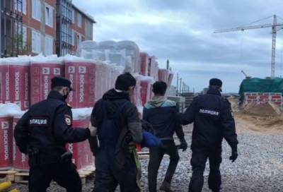 Бег с препятствиями: 45 нелегальных мигрантов попытались спрятаться от полиции в недостроенном доме