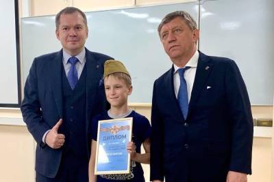 Вице-спикер ЗакСа Сергей Соловьев наградил призеров конкурса «Помним, гордимся!»
