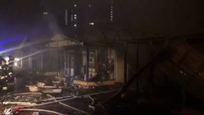 В Сочи потушили крупный пожар в торговых павильонах