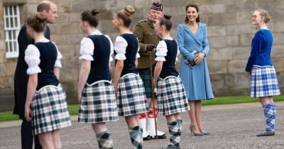 Королевский шик: лучшие образы Кейт Миддлтон в турне по Шотландии