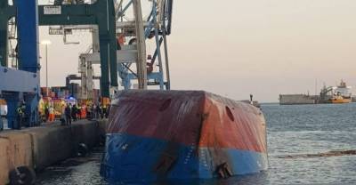 В Испании в порту опрокинулось судно, двое моряков пропали без вести
