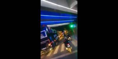 Футболист Коджаэлиспора выпал из автобуса на ходу - видео - ТЕЛЕГРАФ