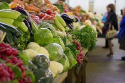 Только огурцы не дешевеют: как снизятся цены на молодые овощи в Украине