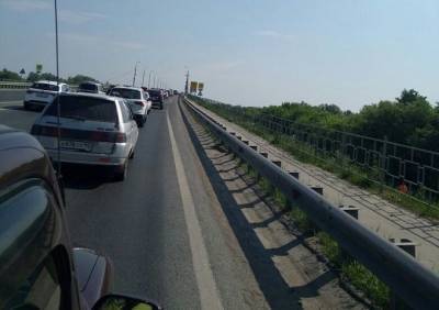Из-за перекрытия полосы на Солотчинском мосту на выезде из Рязани образовалась пробка