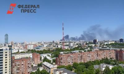 В Екатеринбурге в районе Эльмаша горит ангар с бочками ГСМ