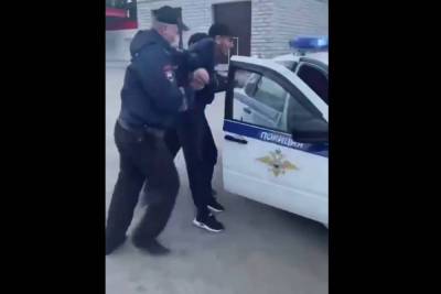 «Ты его потушил!»: под Новосибирском полицейский случайно выстрелил в голову нарушителю