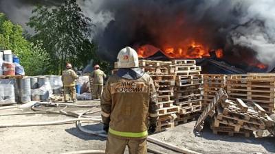 В Екатеринбурге вспыхнул серьезный пожар, есть угроза распространения огня