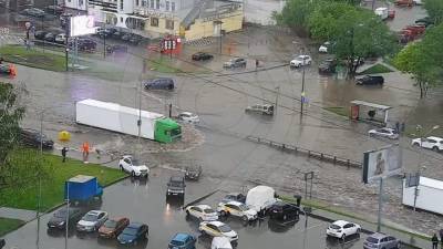 Затопление около метро на Боровском шоссе спровоцировало пробку