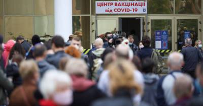 В Киеве открылся центр вакцинации: в очереди сотни людей (ФОТО)