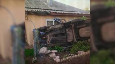 Под Воронежем водитель легковушки влетел в жилой дом и погиб