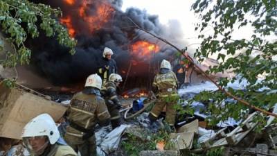 В Екатеринбурге в результате мощного пожара в промзоне произошло обрушение ангара. Есть вероятность взрыва