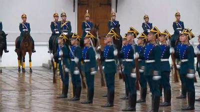 Новости на "России 24". Возобновилась церемония развода конных и пеших караулов в Кремле