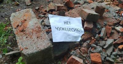 В Калининграде неизвестные разгромили скамейку и забросали осколками немецкую клумбу