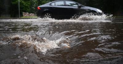 Из-за сильного дождя подтопило московское шоссе