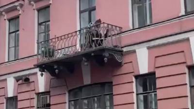Пара выпала с балкона во время драки в центре Петербурга
