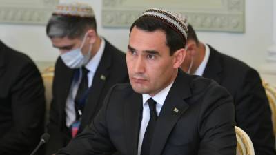 В Туркмении чиновников обязали обрить головы в память об отце президента