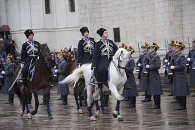 Церемония развода пеших и конных караулов прошла на Соборной площади